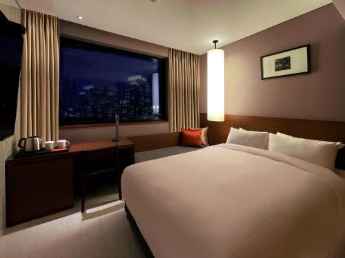 Un pat sau paturi într-o cameră la Top Cloud Hotel Gunsan