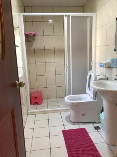W łazience znajduje się prysznic, toaleta i umywalka. w obiekcie Nantang No. 1 w mieście Lieyu