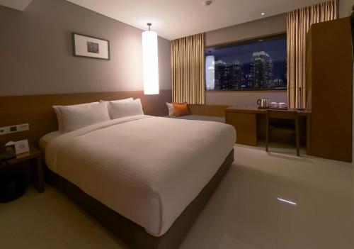 Un pat sau paturi într-o cameră la Top Cloud Hotel Gunsan