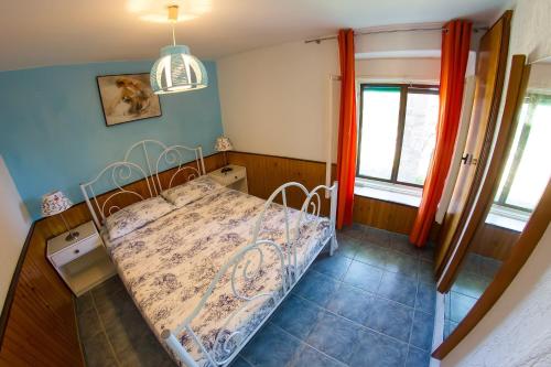 ein Schlafzimmer mit einem Bett in einem Zimmer in der Unterkunft Apartments Stefanovski Paradiso in Veli Lošinj