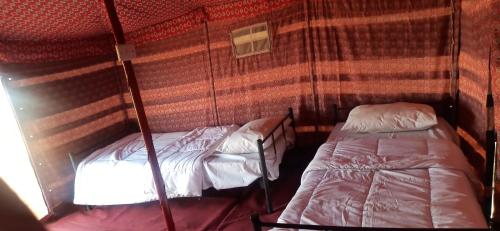 Postel nebo postele na pokoji v ubytování Bedouin nights Camp