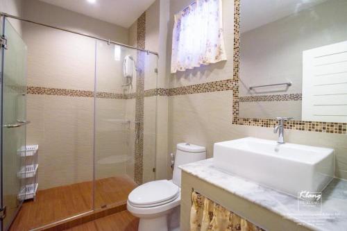 Koupelna v ubytování บ้านพูลแอคเซส หัวหิน 4 ห้องนอน จัดปาร์ตี้ คาราโอเกะ โต๊ะพูล พัก 8-20 คน