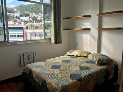 1 dormitorio con cama y ventana grande en Ipanema Marazul, en Río de Janeiro