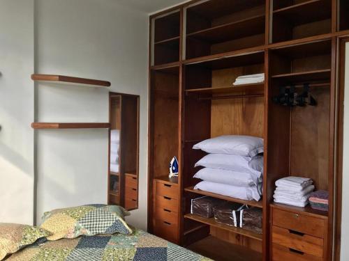 1 dormitorio con armario, cama y toallas en Ipanema Marazul, en Río de Janeiro