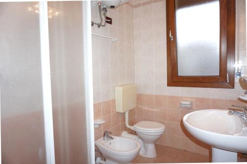 VenetoにあるCozy flat with terrace and shared poolのトイレ、洗面台、鏡を備えたバスルーム