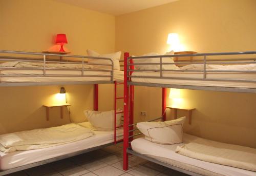 Poschodová posteľ alebo postele v izbe v ubytovaní Buch-Ein-Bett Hostel