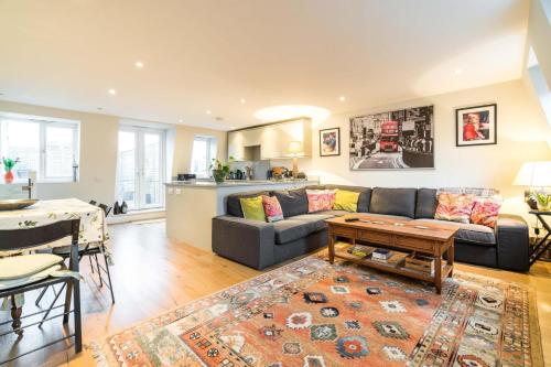 NEW Spacious 2 Bedroom Apartment with Patio