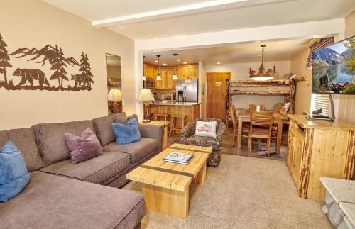 un soggiorno con un divano e un tavolo di St Anton Street View Ski-In & Out 1-Bedroom Condo a Mammoth Lakes