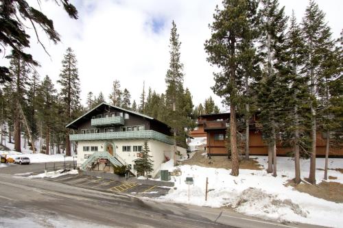 una casa sul ciglio di una strada con alberi di St Anton Street View Ski-In & Out 1-Bedroom Condo a Mammoth Lakes