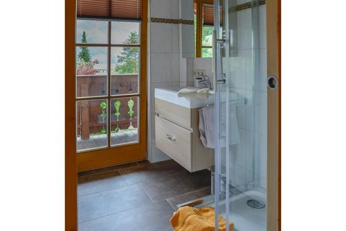 ラムサウにあるKaltbachlehen Ferienwohnungenのバスルーム(洗面台、ガラス張りのシャワー付)