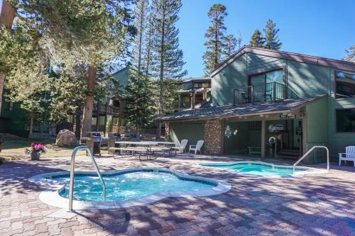 Πισίνα στο ή κοντά στο St Anton Wooded View 1-Bedroom Condos with Complimentary Hot Drinks