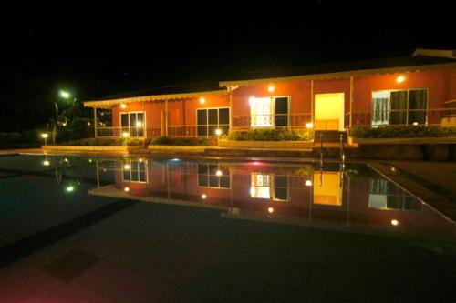 Bazén v ubytování Cold Spot Village Resort nebo v jeho okolí