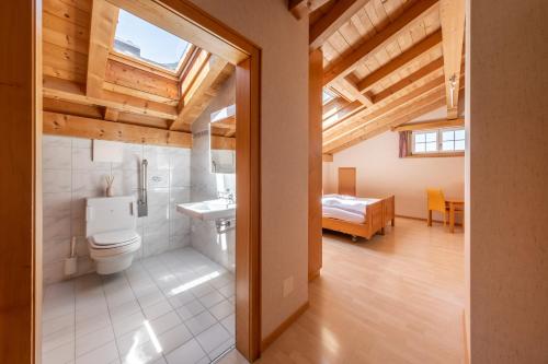ein Badezimmer mit Toilette und Waschbecken in der Unterkunft Quadernpark-Apartments in Valens