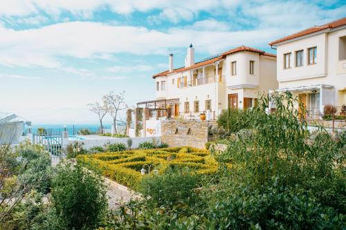 a house with a garden in front of it at Lagou Raxi Country Hotel in Lafkos