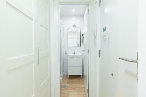 A bathroom at LU&CIA Malagueta 7