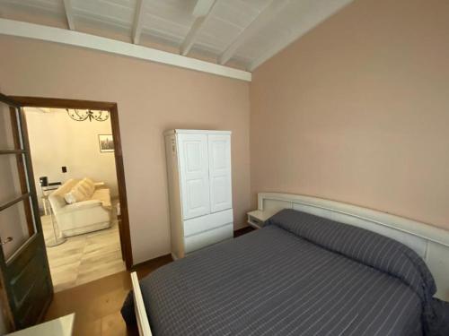 um quarto com uma cama e um espelho em Alamo - Casa pet friendly em Olavarría