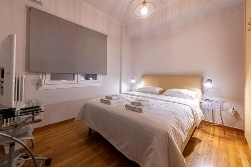 A bed or beds in a room at Alopece City Apartment - Kolonaki