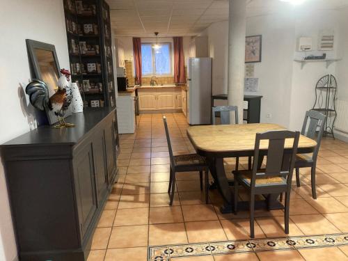 eine Küche und ein Esszimmer mit einem Tisch und Stühlen in der Unterkunft Appartement "Jardins" in Pesmes