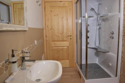 Bilik mandi di Agriturismo Ae Cavane