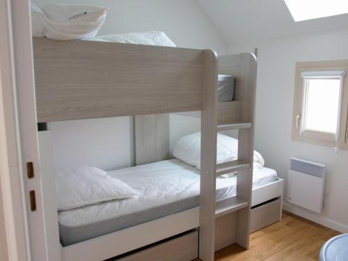 quelques lits superposés dans une chambre dans l'établissement Cottage du Phare, 3 chambres & jardin, classé 3 étoiles, à Cayeux-sur-Mer