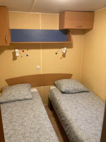 a room with two beds in a room at Mobile-Home 1 "Ognon" in Pesmes