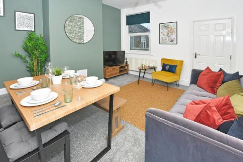 Χώρος καθιστικού στο Parotia House by YourStays - 3 Bedroom House in Stoke-on-Trent