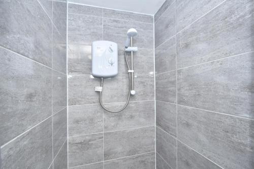 Ένα μπάνιο στο Parotia House by YourStays - 3 Bedroom House in Stoke-on-Trent
