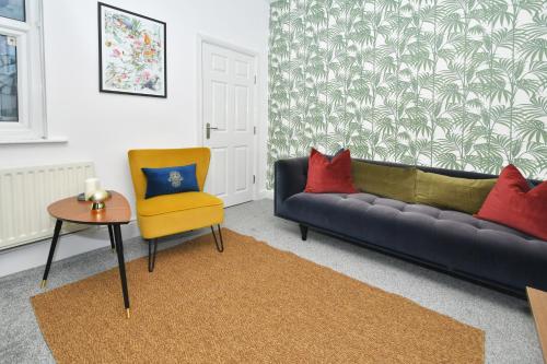 Χώρος καθιστικού στο Parotia House by YourStays - 3 Bedroom House in Stoke-on-Trent