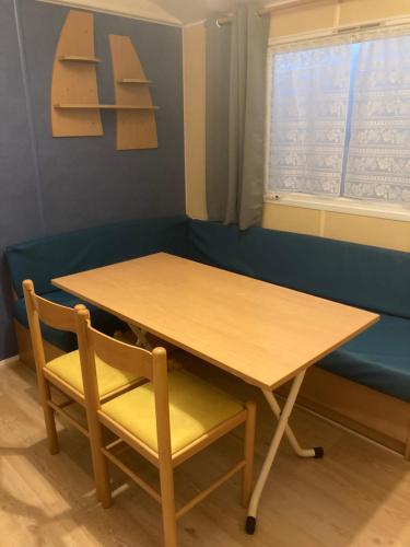 une table et un banc avec une table et une chaise dans l'établissement Mobil-Home 2 