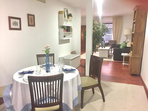 een eetkamer met een tafel en stoelen en een woonkamer bij Apartamento en el Centro de Sevilla in Sevilla