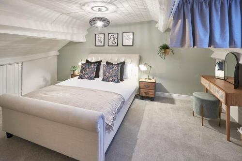 Un pat sau paturi într-o cameră la Host & Stay - Sleepers @ No.8