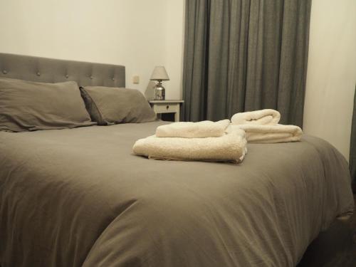 a bed with two towels on top of it at El Rincón de Anter C in Cenicientos