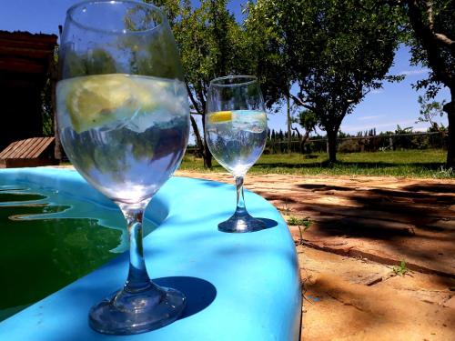 due bicchieri da vino seduti sopra un tavolo di Al Aire Libre a San Rafael