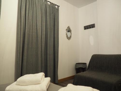 a living room with a chair and a window at El Rincón de Anter C in Cenicientos