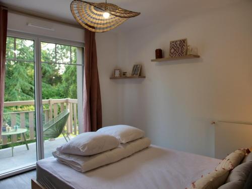 - une chambre avec un lit et une fenêtre avec une terrasse couverte dans l'établissement Apt. 50m du port de plaisance, Parking & Ascenseur, à Saint-Valery-sur-Somme