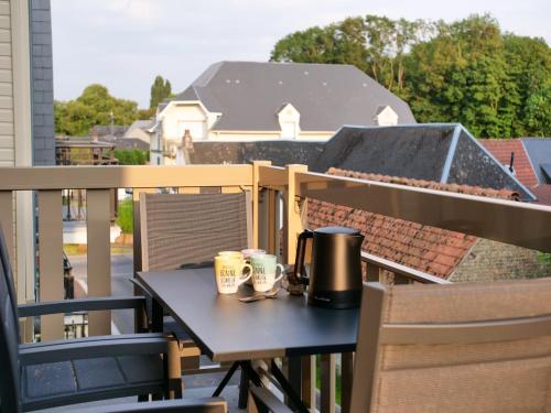 - une table avec 2 tasses à café sur le balcon dans l'établissement Apt. 50m du port de plaisance, Parking & Ascenseur, à Saint-Valery-sur-Somme