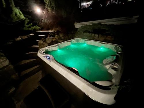 basen w nocy z zielonym basenem w obiekcie Dom Zielony Kamień z jacuzzi i bilardem w Szklarskiej Porębie