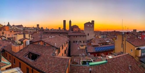 une vue aérienne sur une ville avec des toits dans l'établissement PANORAMA APARTMENT, à Bologne