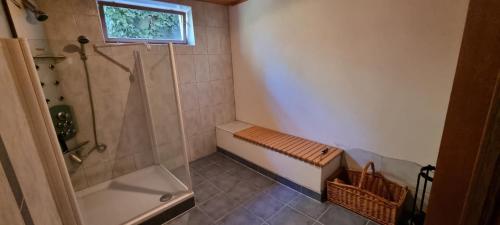 Kúpeľňa v ubytovaní Ferienwohnung 3 Personen Alleinlage auf 1500m am Waldrand und Skigebiet Hochzeiger