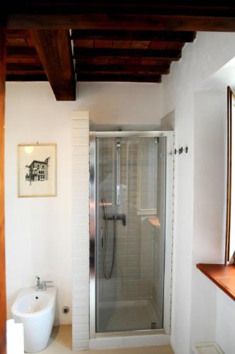 a bathroom with a shower and a sink at Agriturismo Naioli in Pitigliano