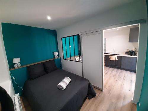 - une chambre avec un lit et une serviette dans l'établissement Inviting 1-Bed Apartment in Grezieu-la-Varenne, à Grézieu-la-Varenne