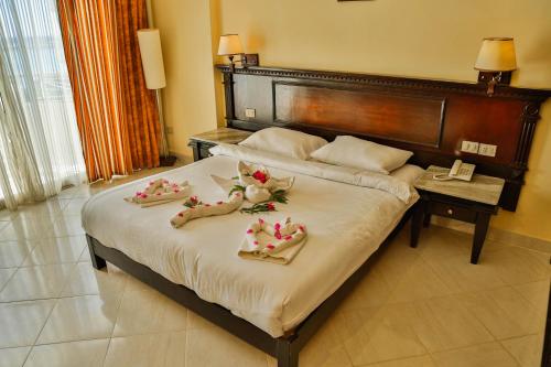 Een bed of bedden in een kamer bij Magic Beach Hotel Hurghada