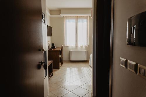 a hallway with a room with a desk and a window at Tenuta Terre di Bosco Oasi di Relax nel Cilento in San Giovanni a Piro