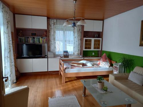 拉基兴玛丽亚公寓的客厅配有沙发和桌子