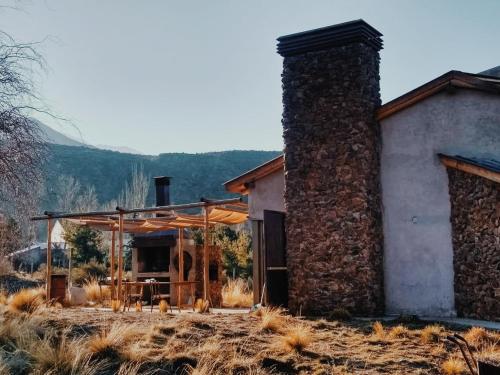 Casa con chimenea de piedra y patio en Estrella del Valle - Mendoza en Mendoza