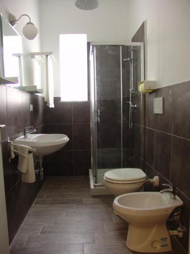 a bathroom with a toilet and a shower and a sink at Le Ciel d'Orphèe in Pisa