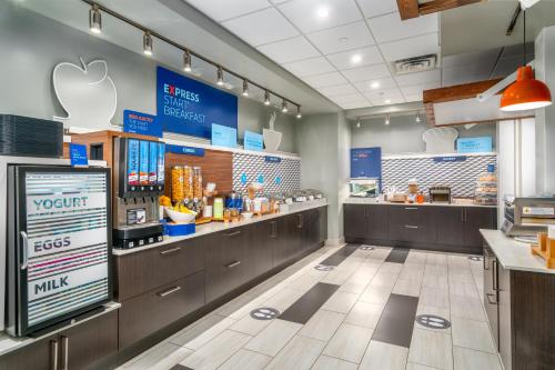 a restaurant with an apple store with a counter at Holiday Inn Express & Suites - Brandon by IHG in Brandon
