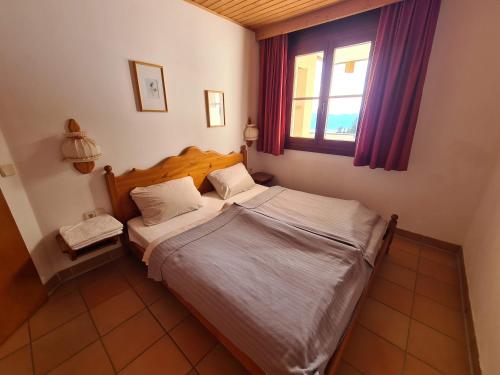 a bedroom with a twin bed and a window at Apartment Wanderlust Gerlitzen in Kanzelhöhe