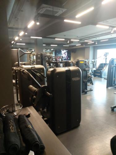 a gym with a bunch of suitcases on a table at апартаменты GREENWOOD in Odesa