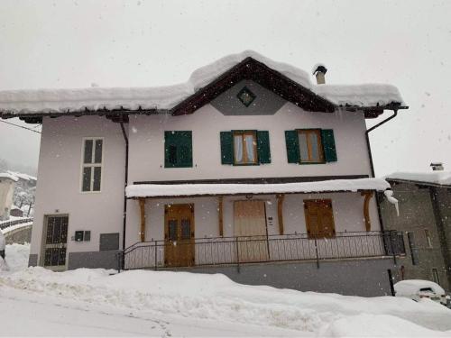 ein Haus mit Schnee auf dem Dach in der Unterkunft Casa Stefani in Commezzadura